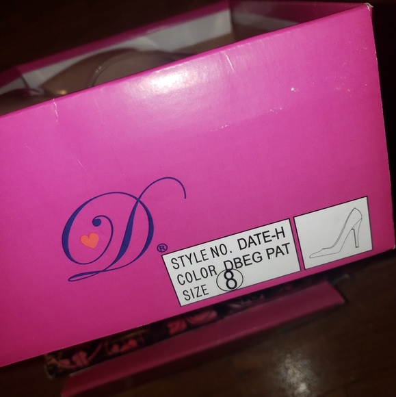 Nude pumps size 8 - Picture 2 of 2